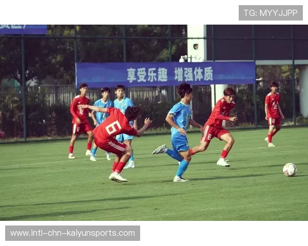 足球界欢庆，男女球星齐创辉煌，足球明星庆祝